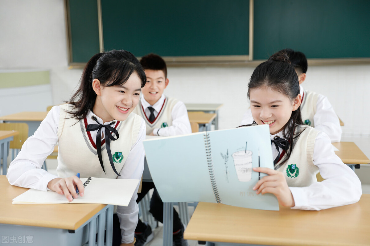 同学们:人的天才只是火花,要想使它熊熊燃烧,那只有努力去学习
