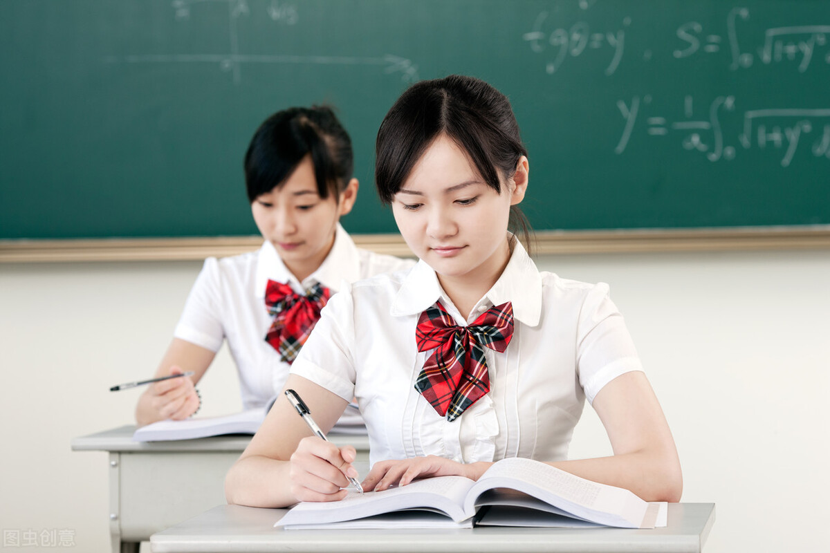 同学们:人的天才只是火花,要想使它熊熊燃烧,那只有努力去学习