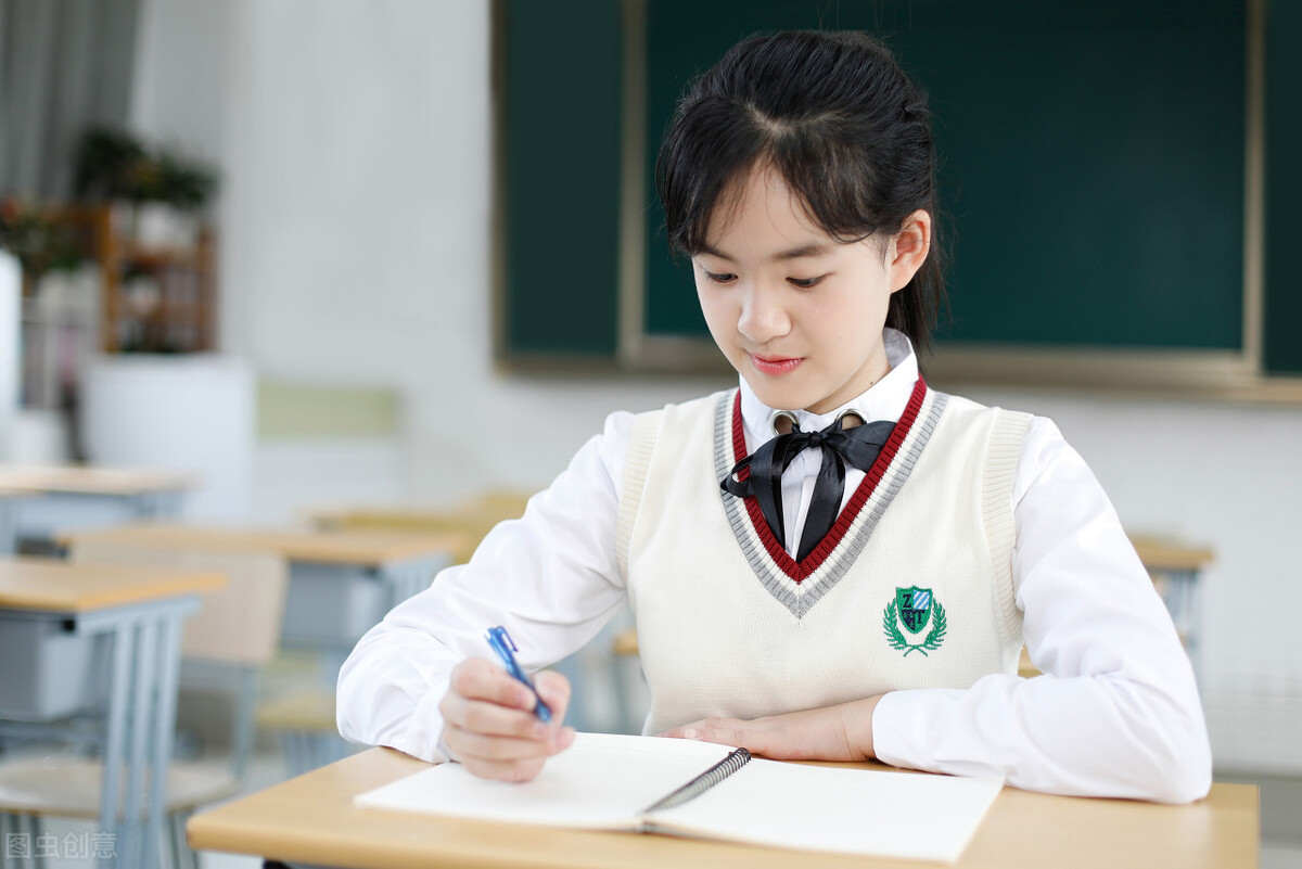 同学们:人的天才只是火花,要想使它熊熊燃烧,那只有努力去学习