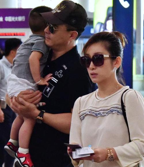 秦海璐:相恋5年男友被李湘“截胡”,嫁二婚丈夫生下先天性巨婴