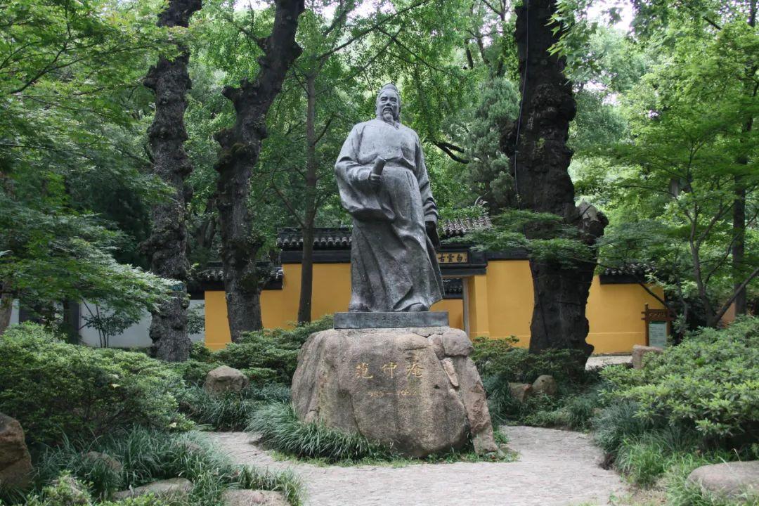 范仲淹生平事迹(范仲淹断齑划粥的故事梗概,一生被贬几次)