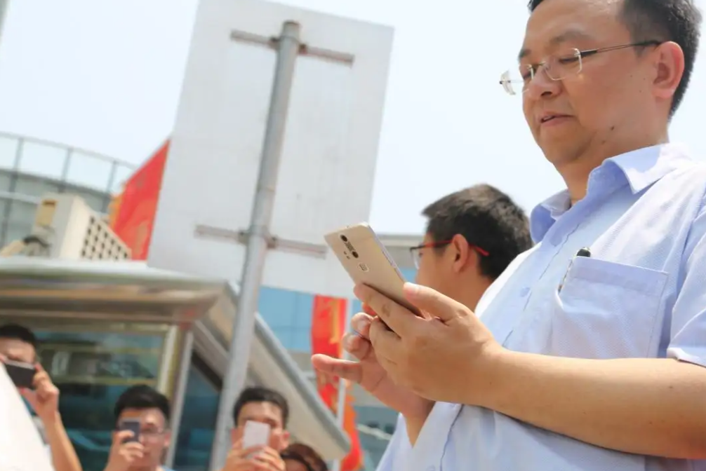 比亚迪创始人王传福简介(比亚迪汽车董事长简介)
