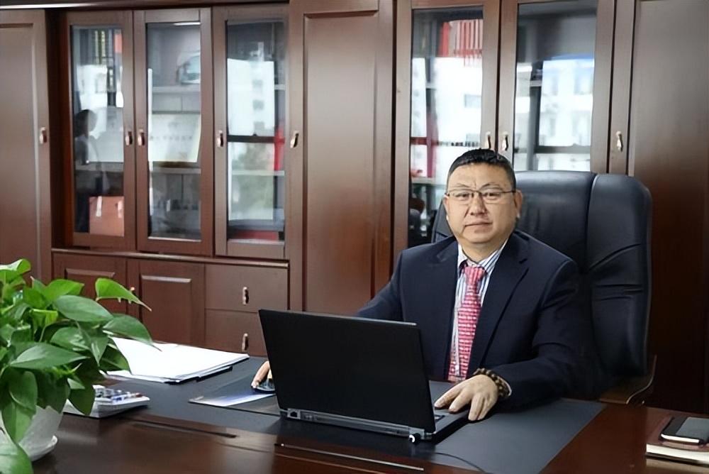 比亚迪创始人王传福简介(比亚迪汽车董事长简介)