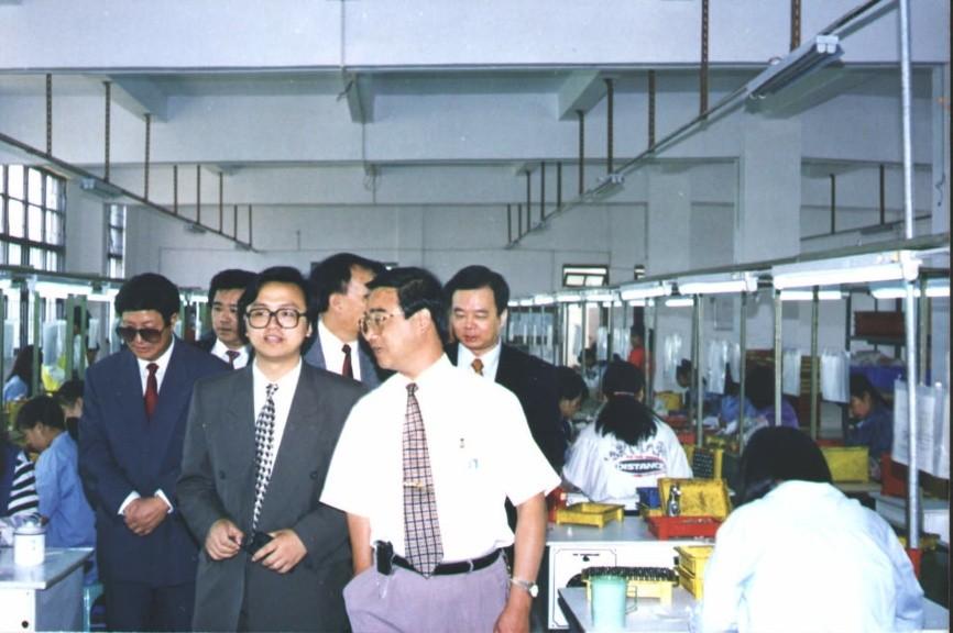 比亚迪创始人王传福简介(比亚迪汽车董事长简介)