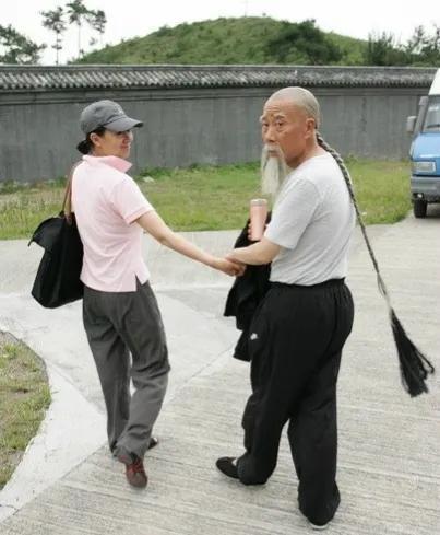 李雪健和儿子的个人资料简介(李雪健嗓子是怎么回事,说话的声音怎么了)