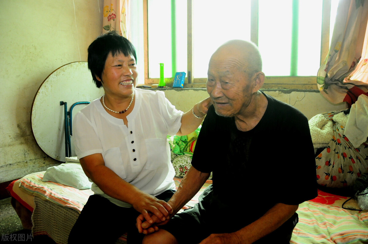 丧偶的老人都想找个老伴搭伙过日子,但找老伴应该注意以下几点: