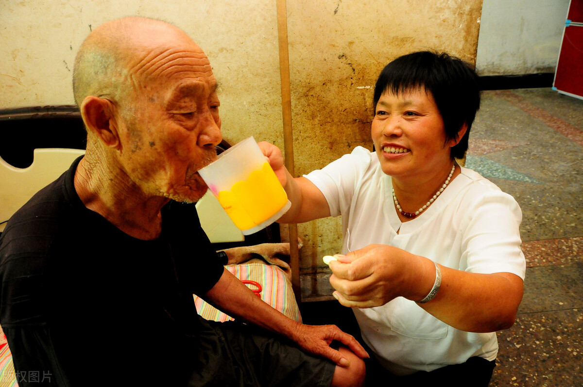 丧偶的老人都想找个老伴搭伙过日子,但找老伴应该注意以下几点: